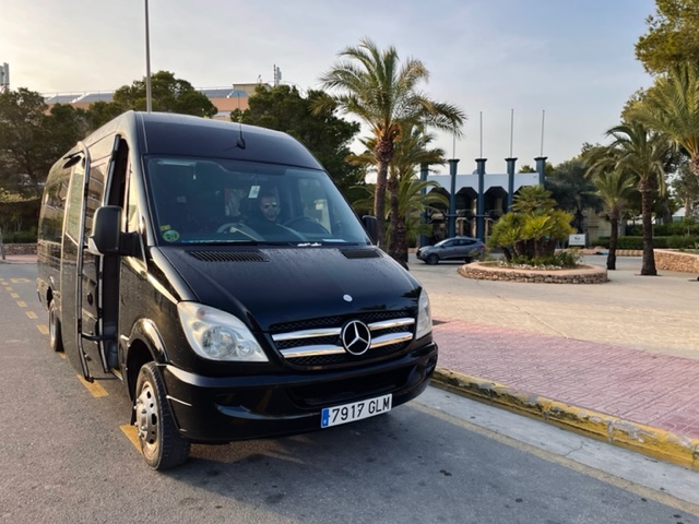 Bus Ibiza aeropuerto furgoneta negra