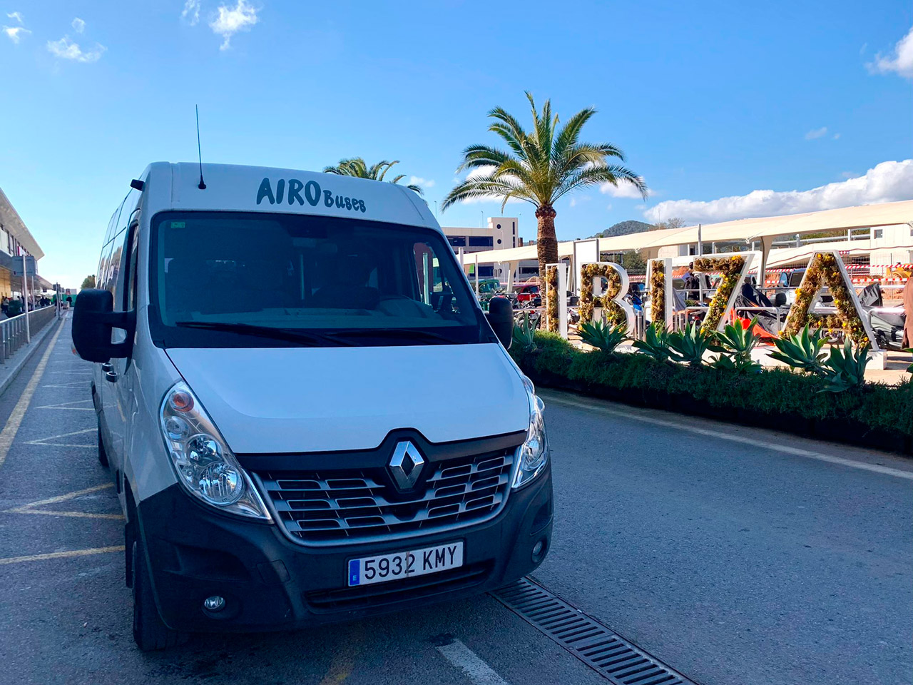 Airport transfer Ibiza furgoneta blanca